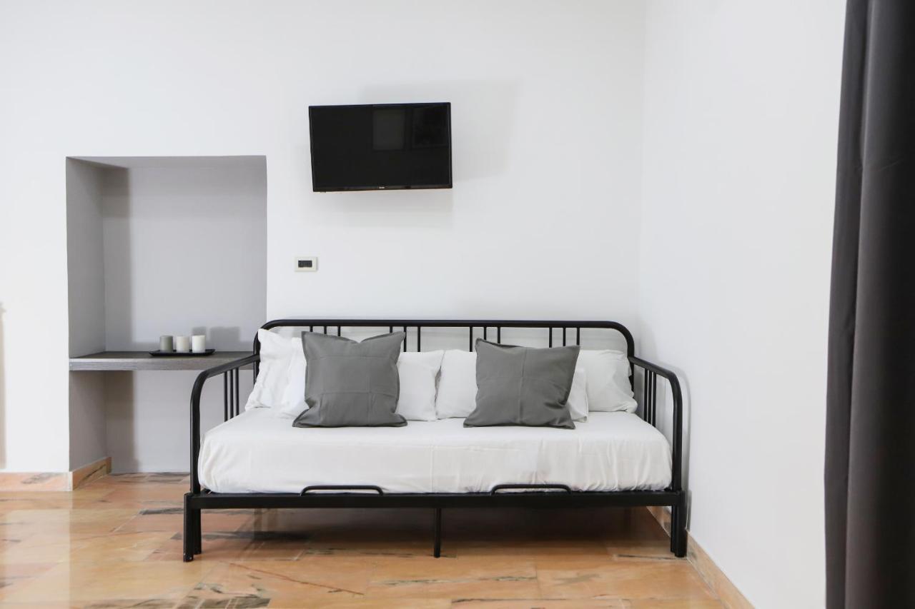 Modern Apartment At Piazza Del Gesu' By Wonderful Italy Неаполь Екстер'єр фото
